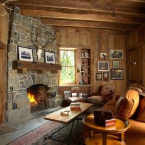 Revêtement en pierre d'une vraie cheminée