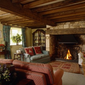 Petit canapé devant une cheminée à foyer ouvert