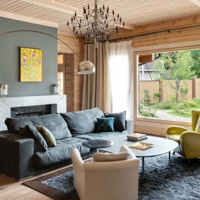 Chambre lumineuse avec une grande fenêtre