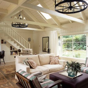 Escalier blanc dans le salon d'une maison de campagne