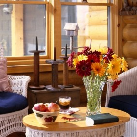 Fleurs fraîches à l'intérieur du chalet