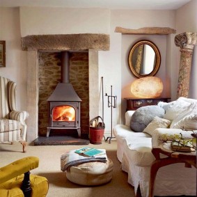 Cheminée en métal dans la niche du mur du salon