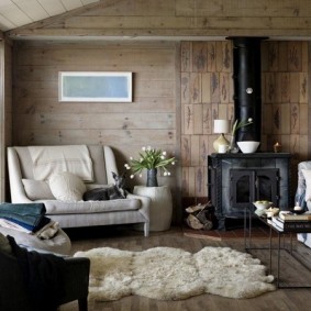 Cheminée forgée dans une maison en bois