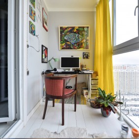 Geel gordijn in het interieur van het balkon