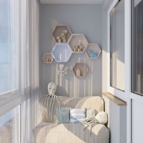 Planken voor decoraties op de balkonmuur