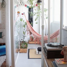 Hangende hangmat op een ruim balkon