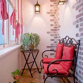 Smeedijzeren bank op een geïsoleerde loggia