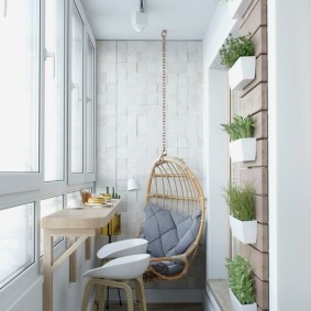 Kleine hangstoel op het balkon