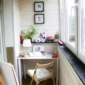 Werkplaats van een student op het balkon van een studio-appartement