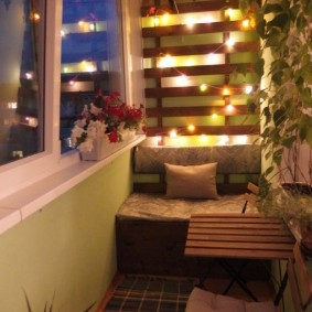 Slinger op de muur van een comfortabel balkon