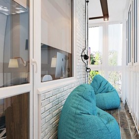 Bag-stoel in het interieur van de loggia