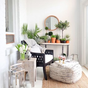 Gebreid tapijt op een geglazuurde loggia-vloer