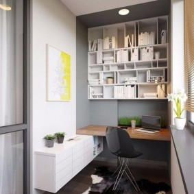 Kantoor aan huis op een comfortabele loggia