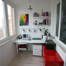 Zwarte printer op een rood voetstuk