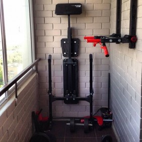 Sportsimulator op een glazen balkon