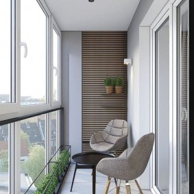 Hoge ramen op een klein balkon