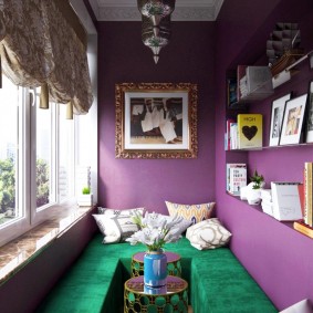 Stijlvolle loggia met glazen binnenzijde