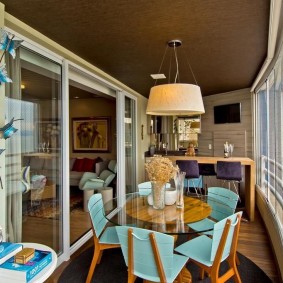 Grote eetruimte met loggia