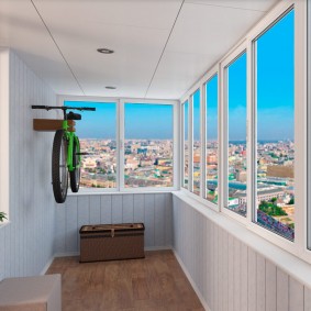 Opslag van de fiets op het geïsoleerde balkon