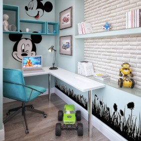 Schooljongenhoek op een warm balkon