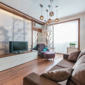 Canapé étroit dans un salon lumineux