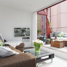 Fenêtre panoramique entre le balcon et le salon