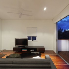 Affiche à l'intérieur d'un petit salon