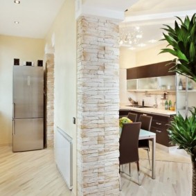 Réfrigérateur sur le balcon de l'appartement