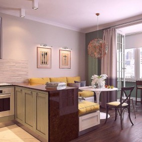 Péninsule dans le séjour-cuisine avec balcon