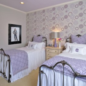 Papier peint lilas dans la chambre de deux filles