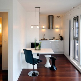 Bureau sur le balcon isolé