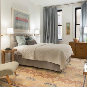 Rideau gris sur la fenêtre de la pièce