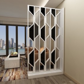 Petite étagère dans la maison de brique odnushka