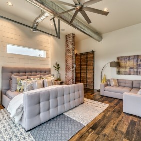 Tête de lit moelleuse d'un lit large