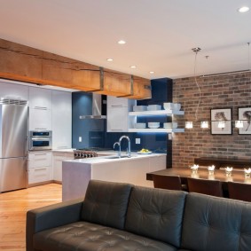 Éclairage fonctionnel dans la cuisine-salon