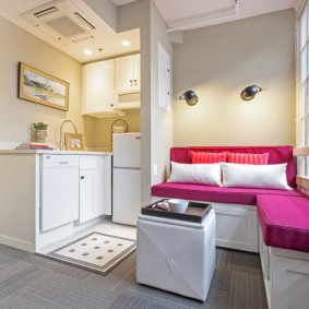 Oreillers lumineux sur le canapé intégré