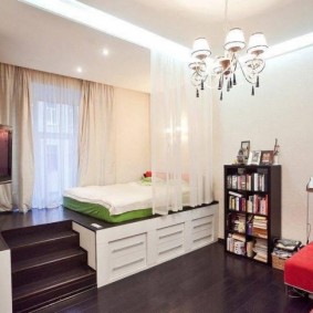 Podium avec lits dans la conception de l'appartement