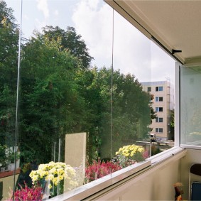 Kính không khung của loggia trong nhà bảng