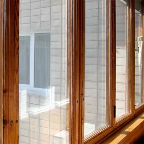 Cửa sổ gỗ với cửa sổ kính hai lớp tiết kiệm nhiệt