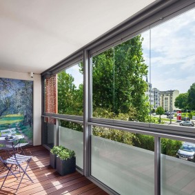 Loggia rộng rãi với các cửa sổ không khung