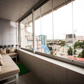 Sofa thoải mái trên một loggia nóng