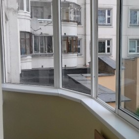 Bệ cửa sổ bằng nhựa trên một loggia tráng men