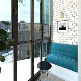 Một bức tranh nhỏ trên bức tường gạch