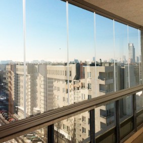 Kính của một loggia rộng rãi với các cửa sổ không khung