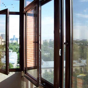 Ban công nhỏ với hệ thống kính kết hợp