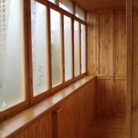 Cửa sổ ban công mờ với gỗ