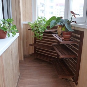 Kệ gỗ cho hoa trong nhà