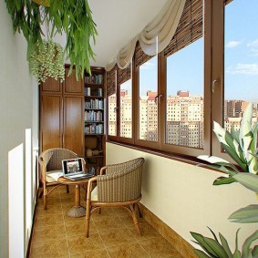 Gạch men trên sàn loggia