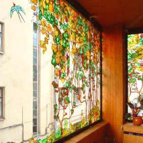 Cửa sổ kính màu đẹp trên ban công có lót