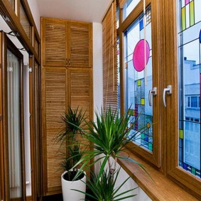 Trang trí cửa sổ ban công kính màu